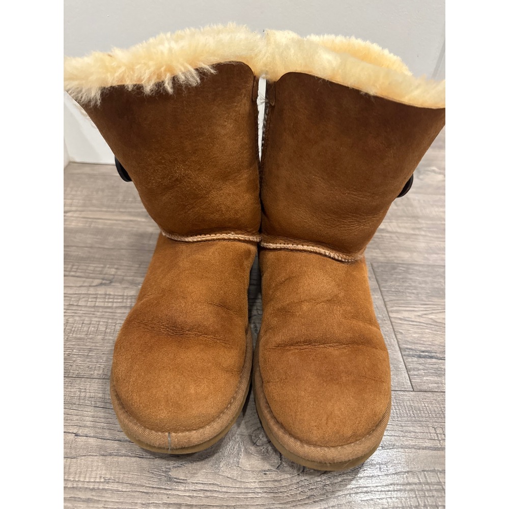 UGG Australia Bailey Button Chestnut Sheepskin Boots 5803 Womens 6